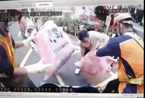 影/亂丟1物「垃圾車突爆炸」噴火光!清潔人員著火「衣服燒到捲起」超驚悚