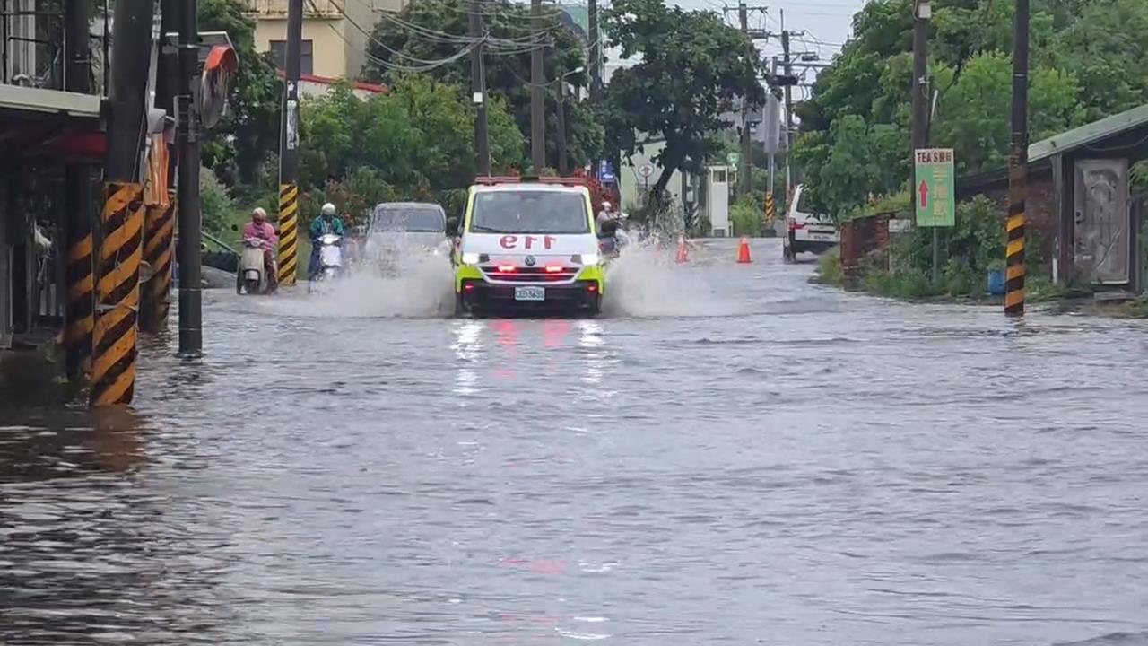 雨彈狂炸！嘉義東石157縣道又淹 居民急搬電器防泡水