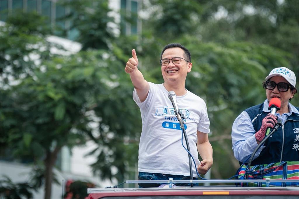 眼睛開刀開罵扯賴清德!羅智強「戴墨鏡質詢」畫面曝認:無法完全睜開