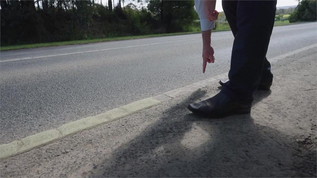 晚上發出螢光　澳洲鄉村道路標線塗螢光塗料