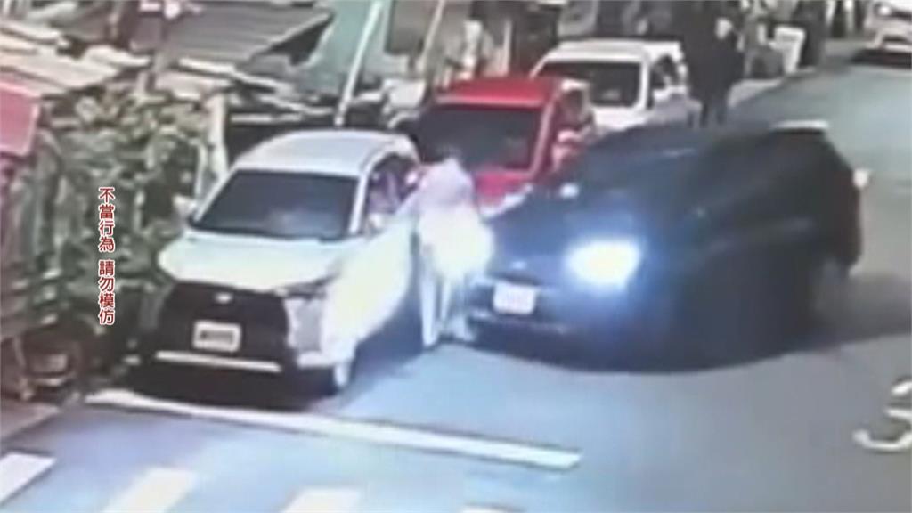 愛犬車上嘔吐垃圾沒帶走　運將火大二度衝撞情侶檔