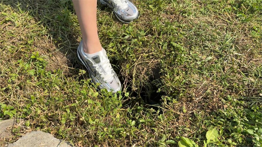 三重大都會公園有坑洞　女一腳踩入卡住