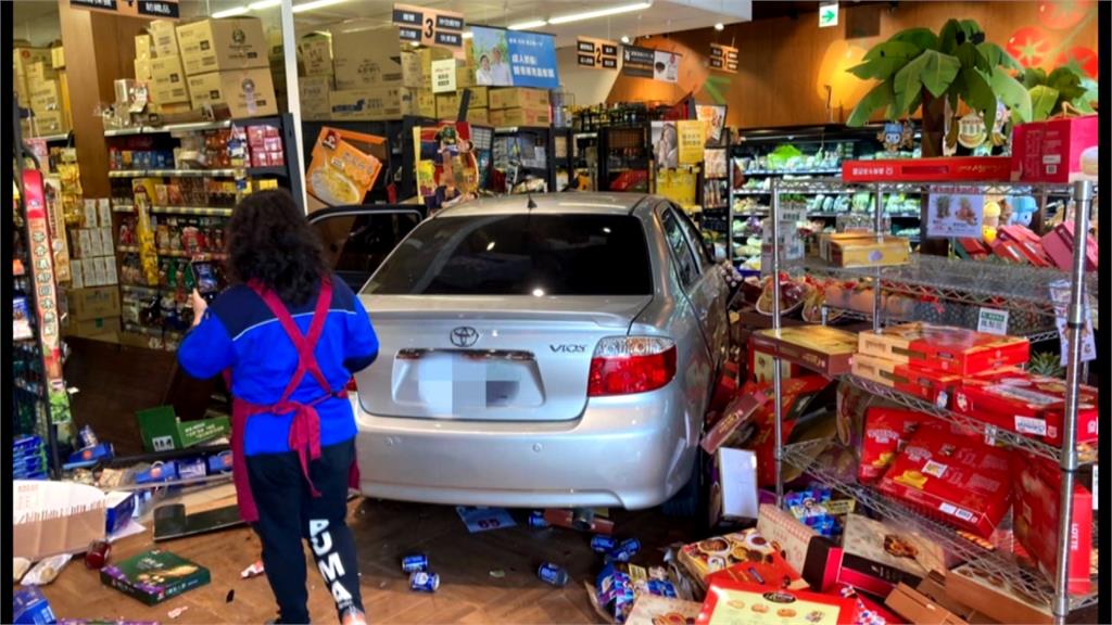「請支援收銀」衝來一輛車！七旬婦撞進超市