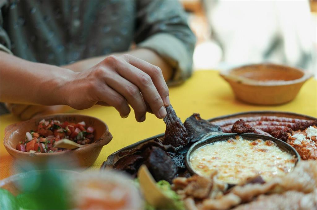 過年吃大餐注意   「後喝湯」竟是大地雷！恐誘胃食道逆流