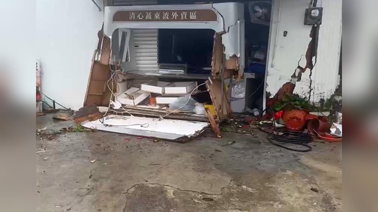 天雨路滑釀禍！貨車失控甩尾　撞進彰化新開蔬食店