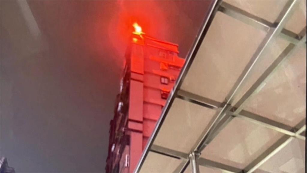 大樓驚現火光引發民眾恐慌　原來是住戶「點信號棒」