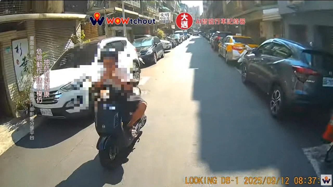 危險！邊騎車邊抽菸BAD！　他「放雙手」點菸網撻伐