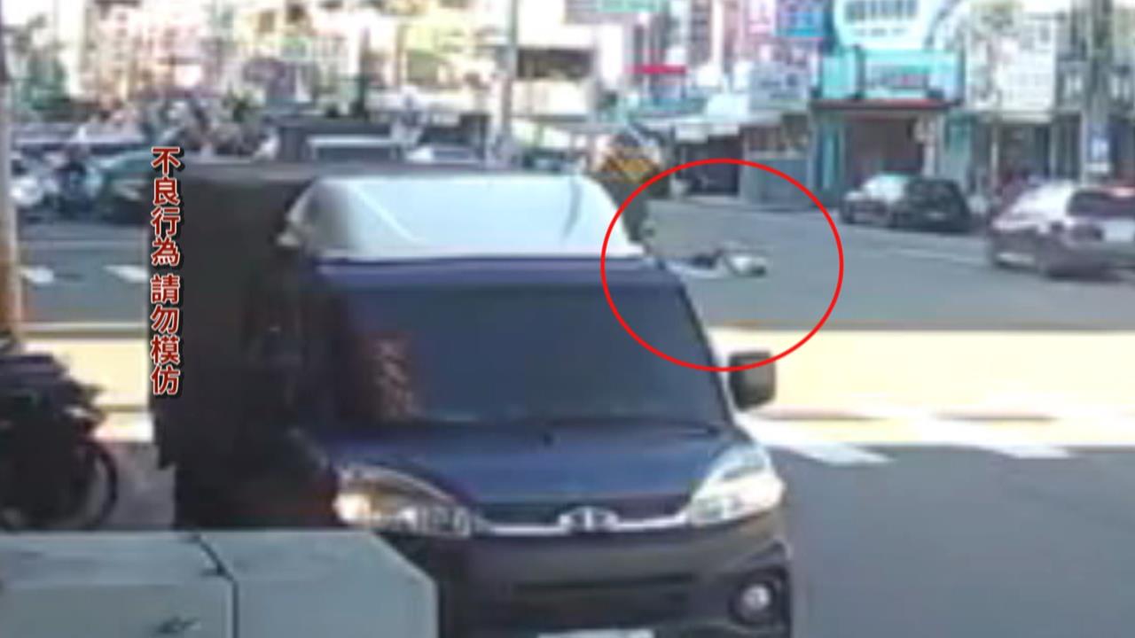 怪男斑馬線「不斷翻滾」好危險！　警：依法可罰500元