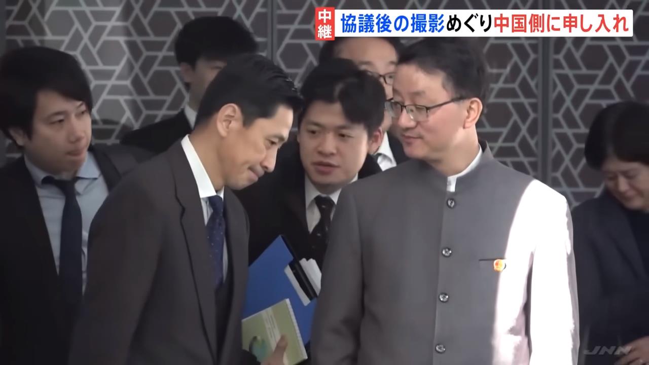 劉勁松插口袋輕蔑送客 網友惡搞P圖成小混混