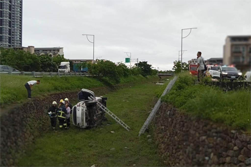快新聞／怎麼回事？宜蘭70歲婦人駕車暴衝　墜落3米深河道受傷送醫
