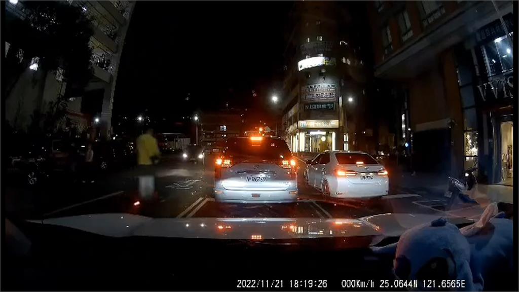 電動滑板車亂象多！　辛亥隧道驚見滑板車飆速「穿越」