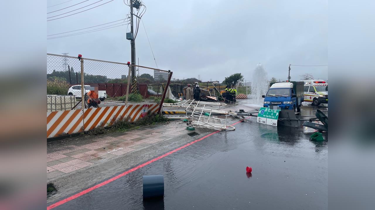 快新聞／新北泰山聯結車失控衝撞！1行人死亡、2工地保全傷　消防栓也遭撞斷現噴泉