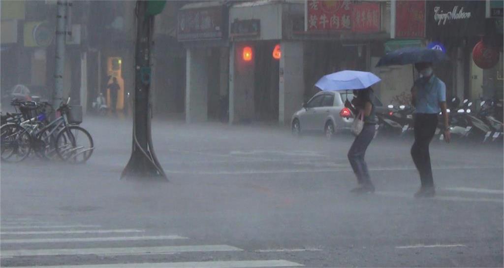 快新聞／滯留鋒影響8縣市大雨特報　週末全台慎防雷雨