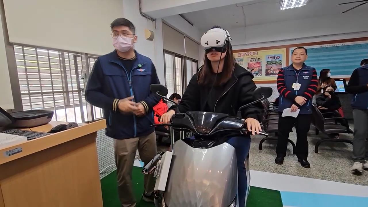 考照有新意！基隆監理站加入VR　沉浸體驗騎車上路