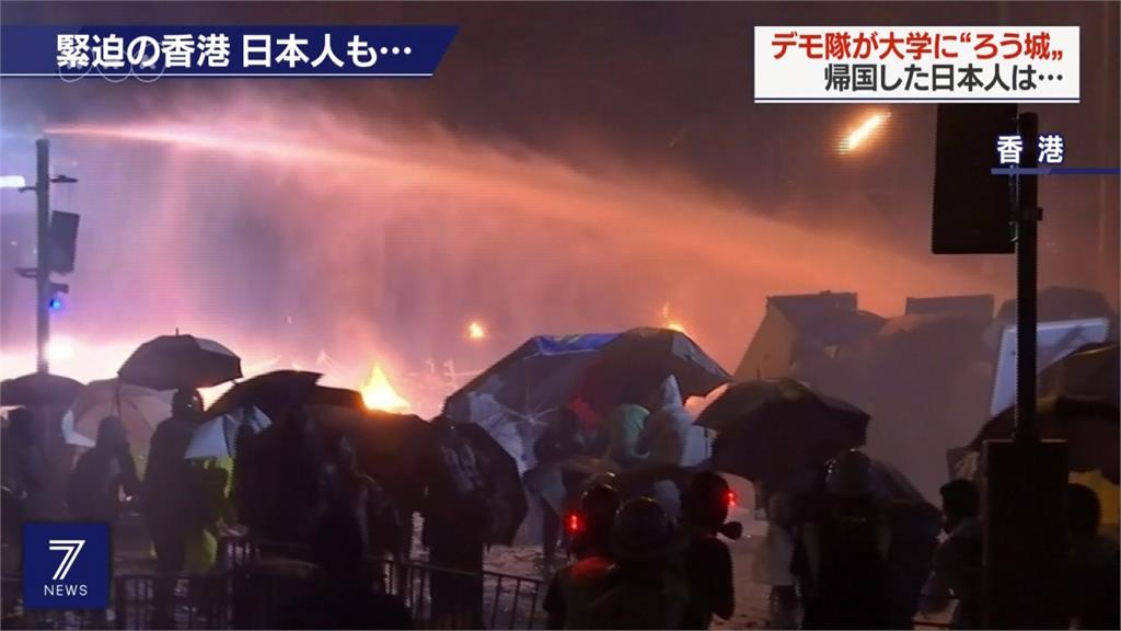 港警重裝進攻封校圍捕 香港理大上演大逃亡