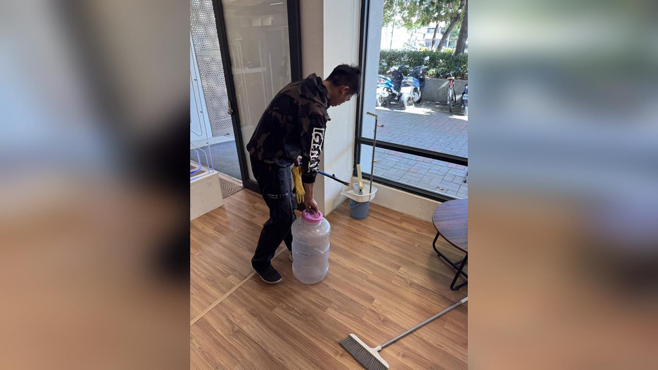 快新聞/中午悠閒於圖書館看書竟被眼鏡蛇猛咬右腳 台中女子緊急送醫