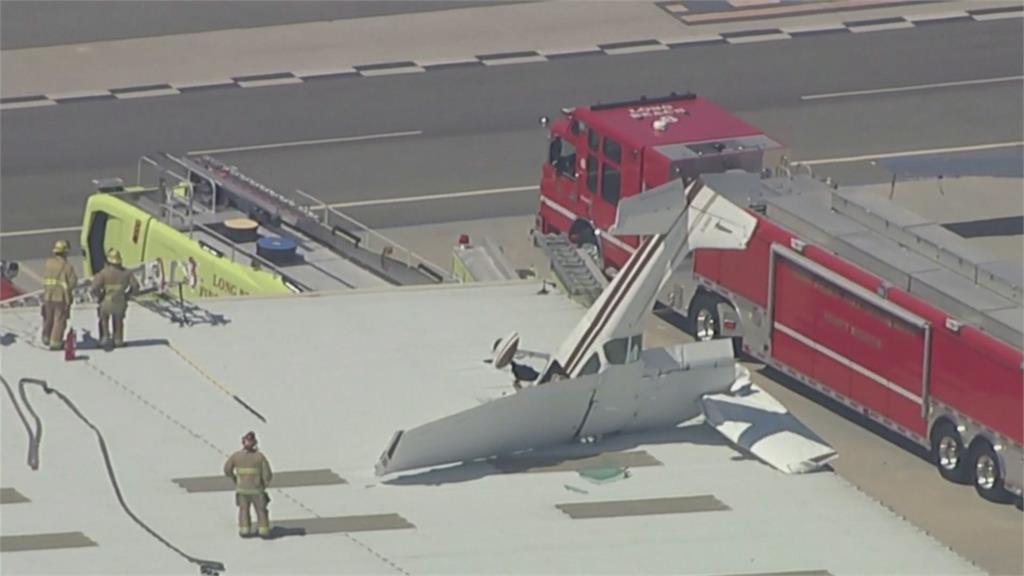 離奇！　小飛機倒頭栽卡機場屋頂　機師驚險脫困輕傷無大礙