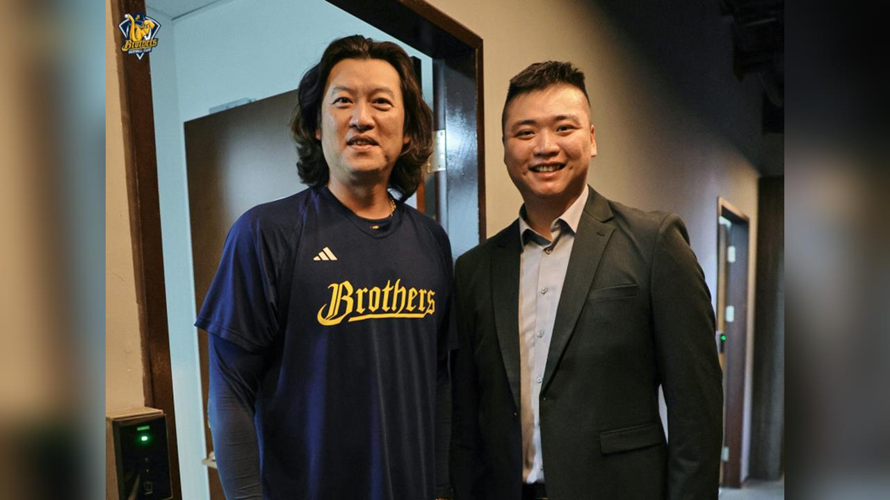 中職／凍齡男神看不出差20歲！鄧愷威與王建民留跨世代強投合影！網驚：根本像兄弟