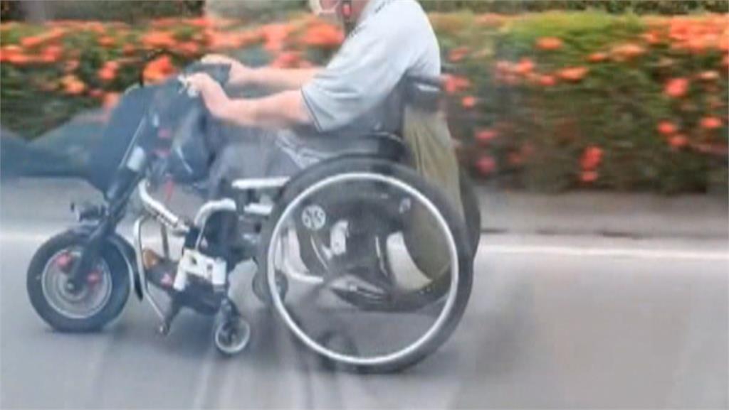 超扯！高雄電動輪椅行駛快車道　危險行徑網戲稱：靈魂飄移