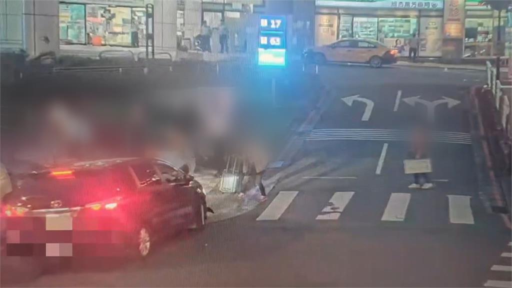 汽車搶快違規闖燈轉彎撞飛機車　一排路人慘遭波及成「人肉保齡球」