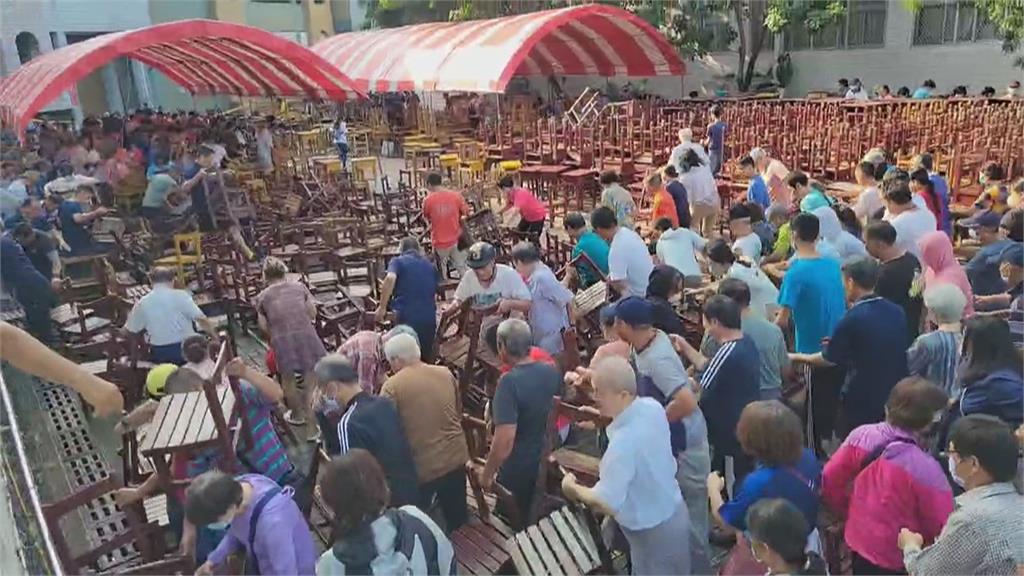 千套桌椅免費送「20分鐘搶光光」！人潮蜂擁校園驚人畫面流出