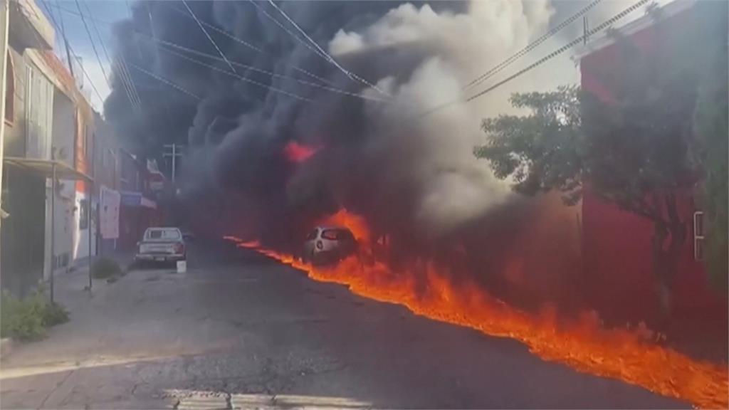 墨西哥油罐車撞高架道路　大火波及行駛列車成「火車」
