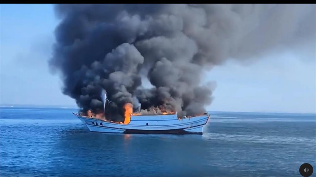 澎湖外海火燒船！　海巡人員馳援救火「燒到僅剩半個船殼」