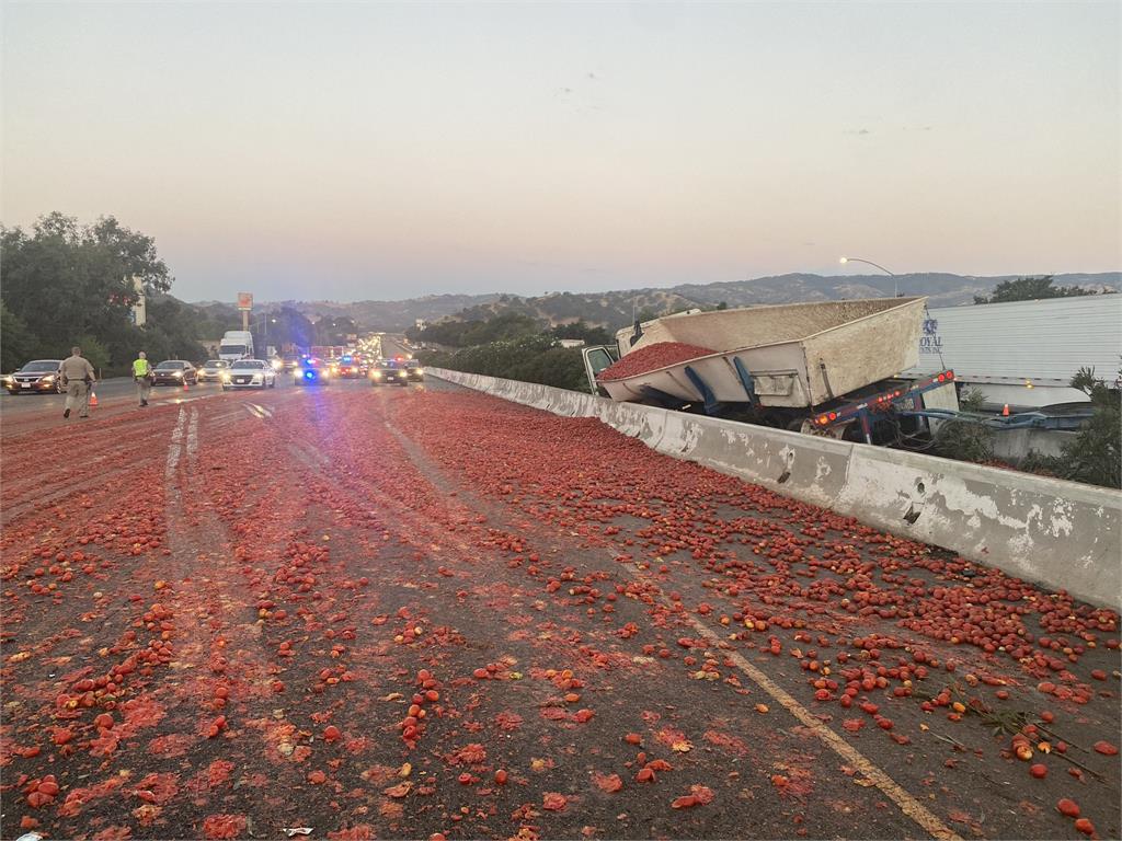 15萬顆番茄「跳車了」！卡車擦撞染紅加州公路花6小時才清完