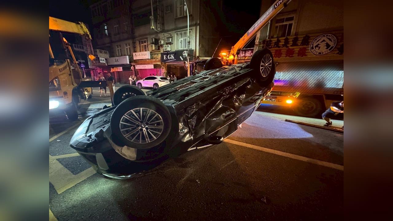 視線死角？轎車左轉撞轉彎車　當場翻180度母女嚇壞