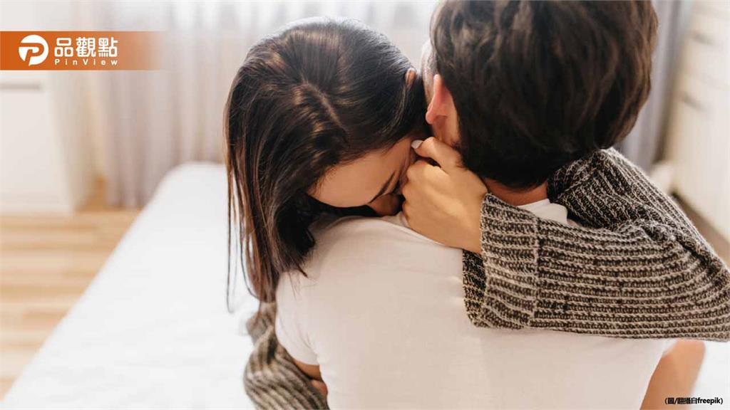 他看秀竟擁抱2女模辯「國際禮儀」急求和解被法官打臉