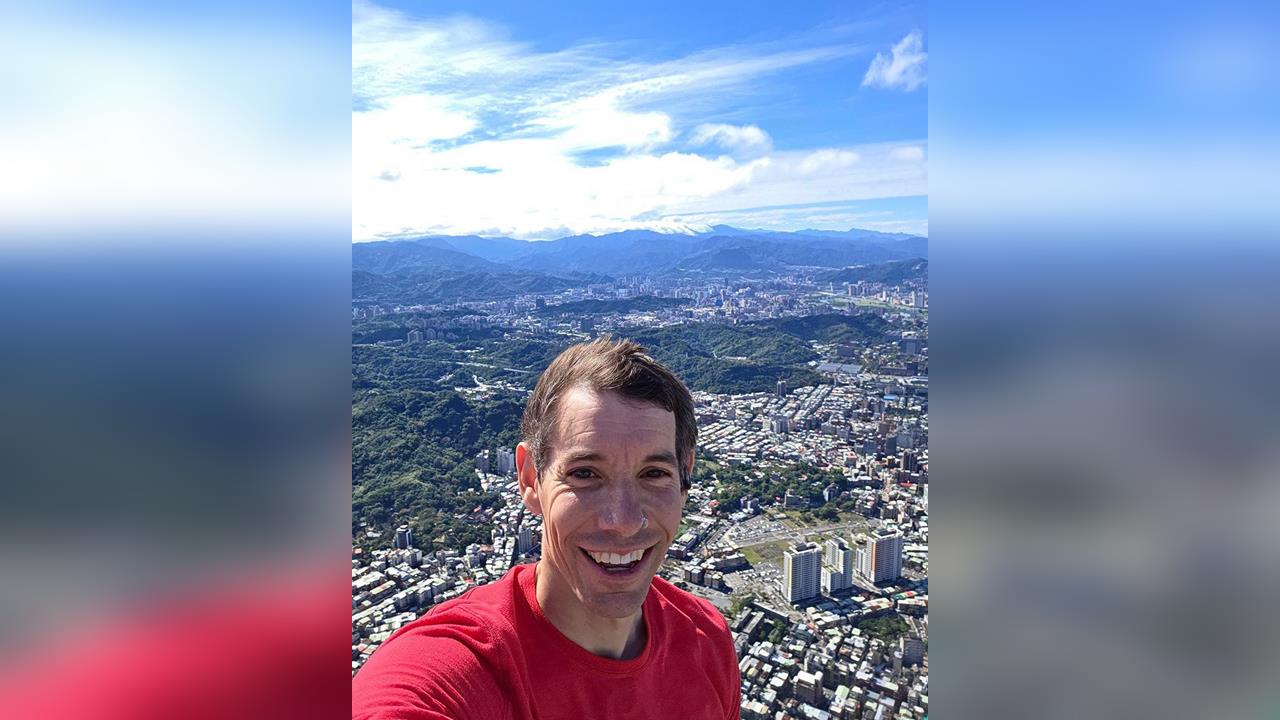 快新聞／赤手攀爬台北101大成功！霍諾德頂端自拍照全曝光