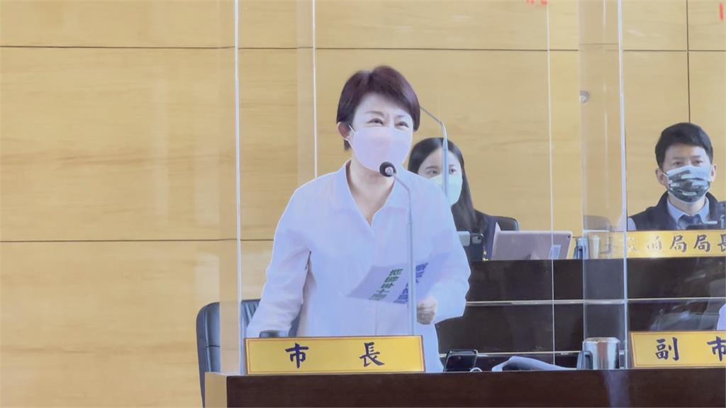 快新聞/盧秀燕跌傷變「小腫腿」 向市民拍謝:醫師命令我請假