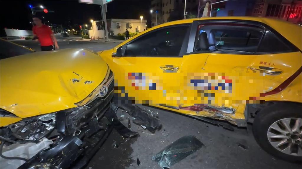 高雄兩台小黃車禍　　小黃違規迴轉遭直行小黃撞上