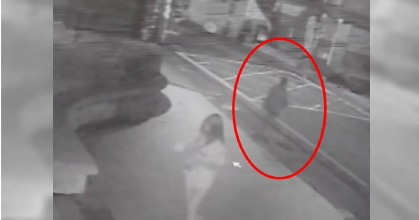 少女被尾隨！跟蹤狼突戴手套快步逼近　住戶「2舉動」驚險救下