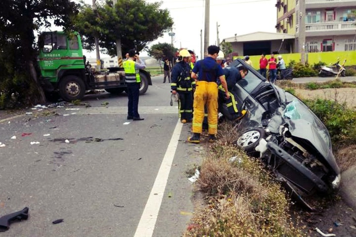 搶快未禮讓！聯結車撞翻小客車4人傷