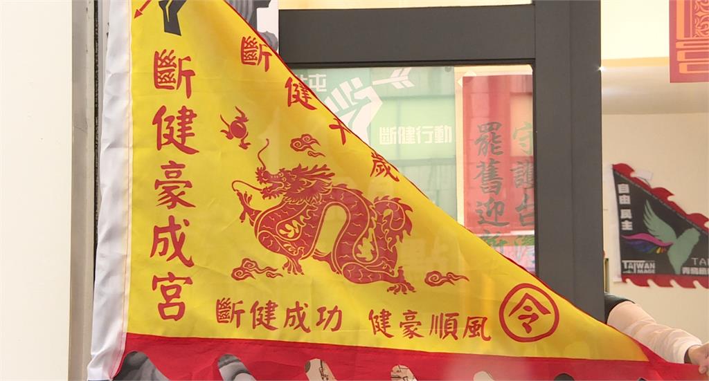 台中「罷免慧成宮」人氣夯　友宮「斷健豪成宮」開壇