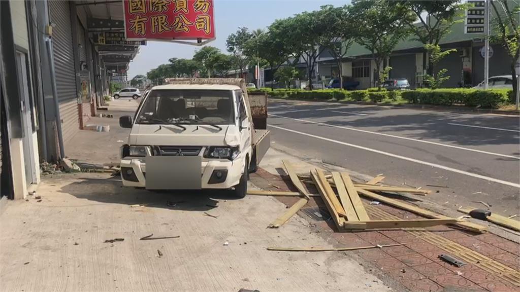 台南清晨發生惡意逼車 店家鐵捲門被撞歪！