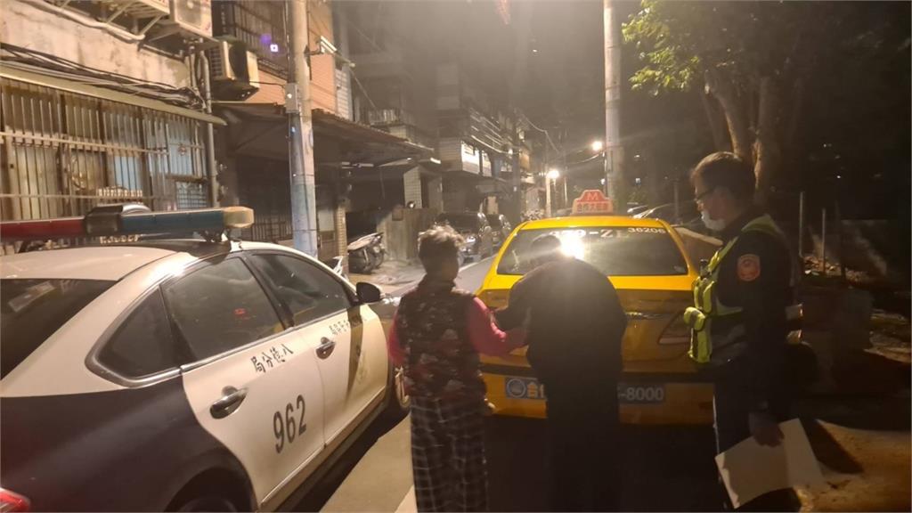 8旬翁外出忘記家在哪　八德暖警助平安返回