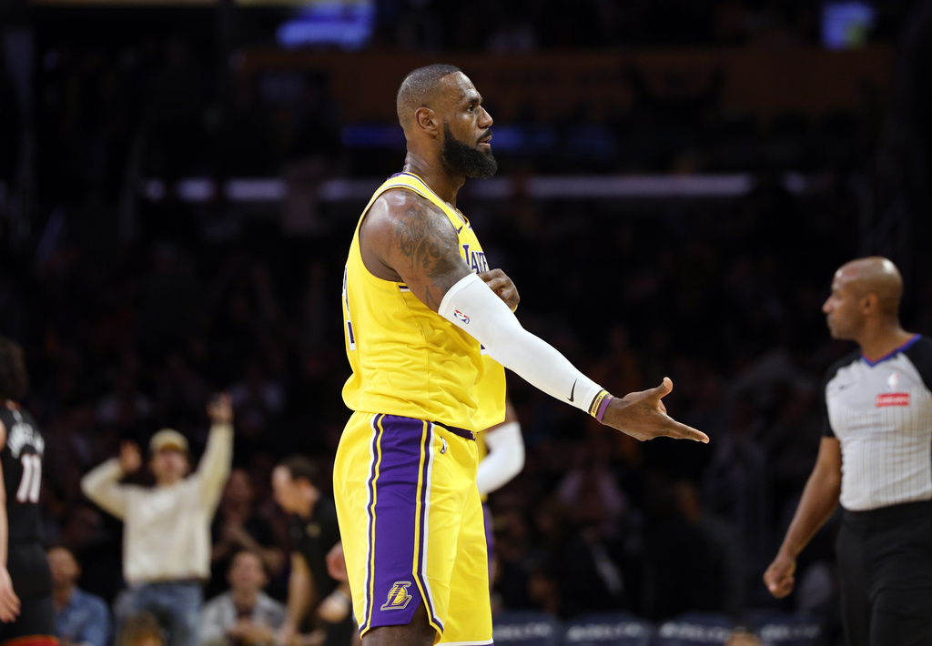 NBA(影)/湖人主場發威滅掉熱火 詹皇超暖心舉動讓小球迷破涕為笑