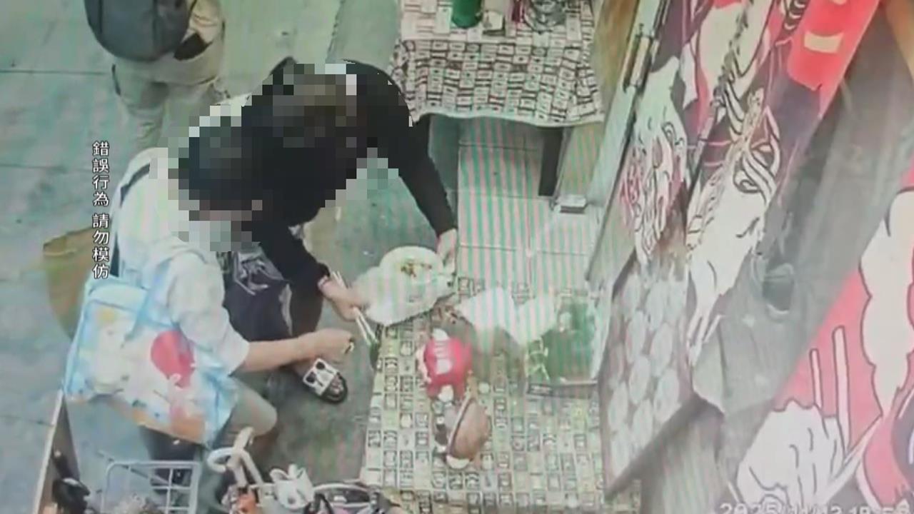 高雄雨傘雙女賊再度犯案! 用傘遮擋摸走麵店愛心箱
