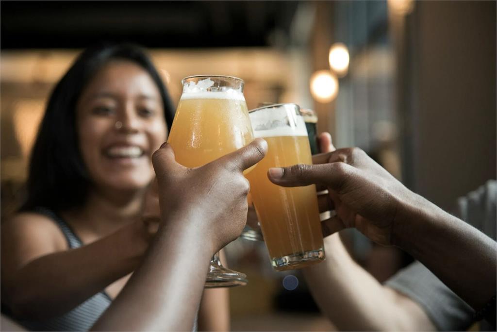 跨年夜又溼又冷   注意！醫曝「酒後一狀況」極易失溫增急症風險