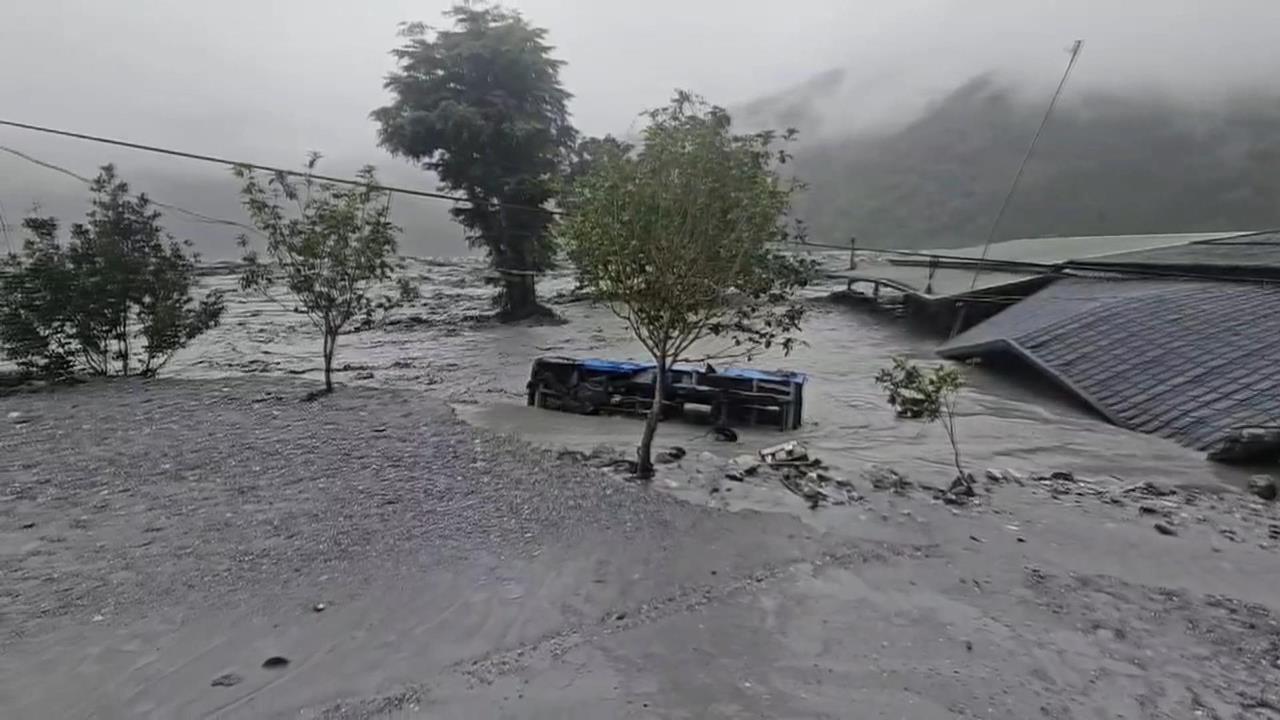花蓮馬太鞍溪暴漲　泥流沖進明利村車漂.屋毀