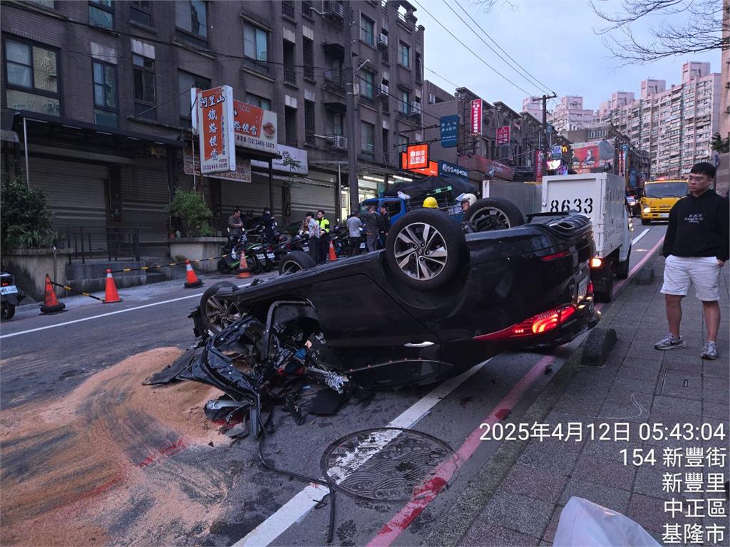 基隆清晨追撞多車翻覆　酒駕男害同車友傷重身亡