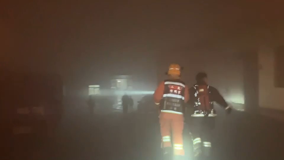 快新聞／新北林口工廠2樓起火飄濃煙！　警消25車、80人馳援搶救