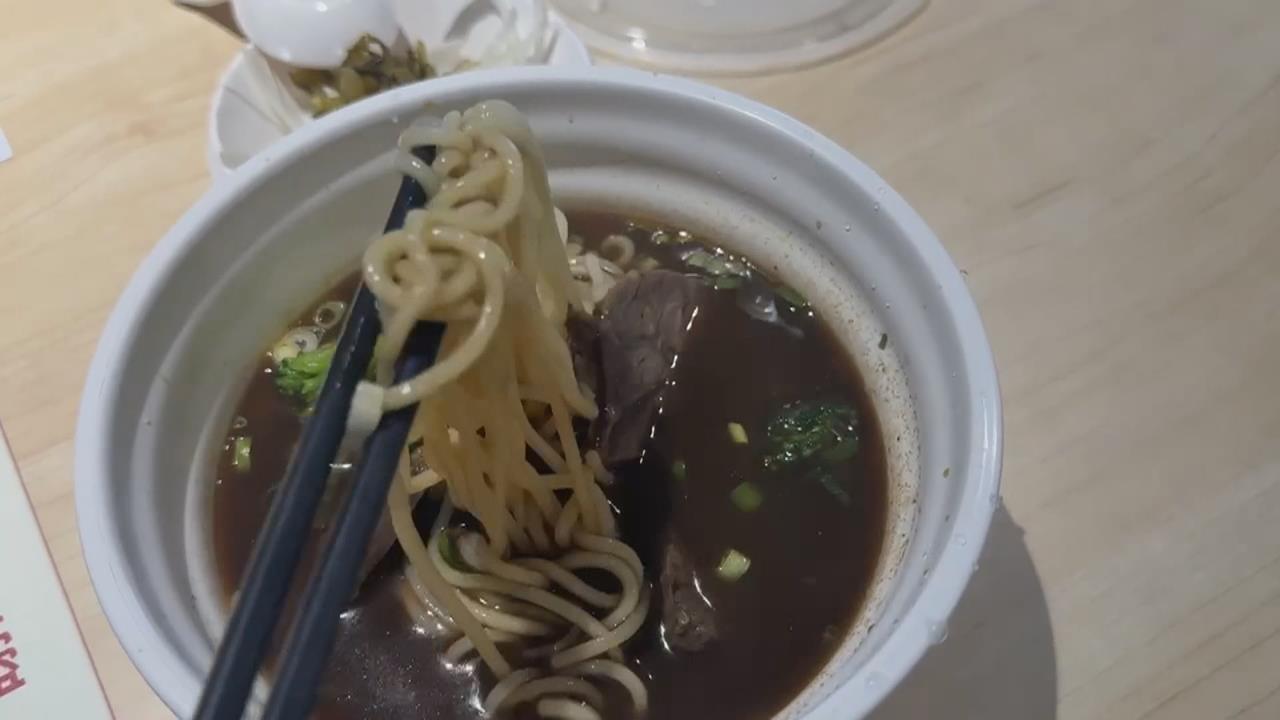 煮麵出餐全靠機器！高雄AI麵館開幕　7款牛肉、豬肉麵任你選　還有水餃和滷味