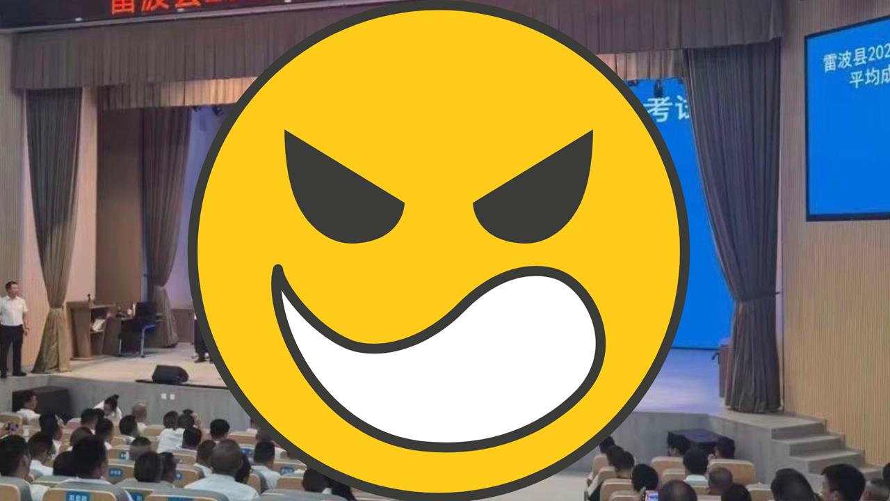 中國沒人權！老師被逼上台與「2大字」合照慘遭羞辱…網怒轟：文革批鬥嗎？