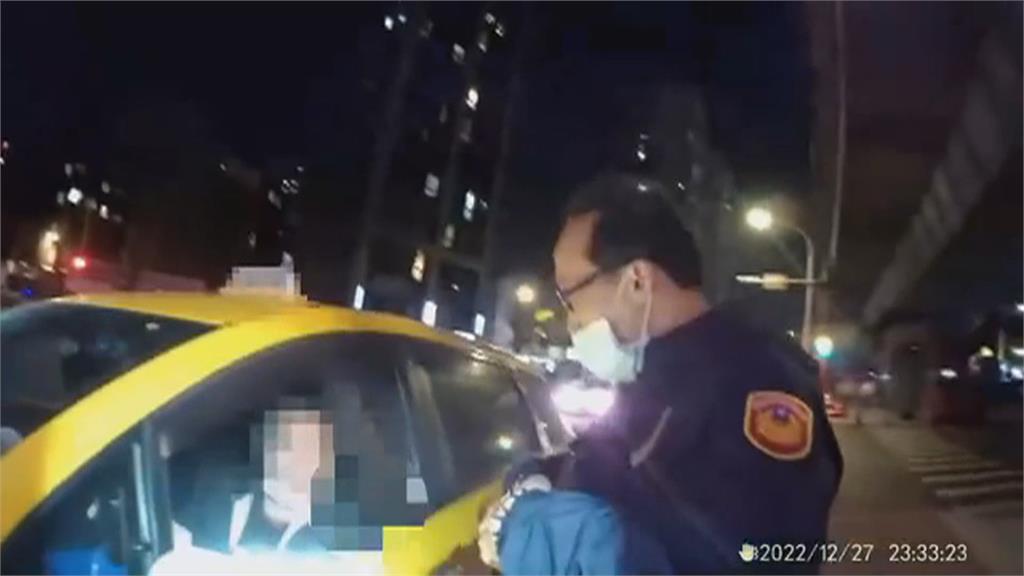 運將吸毒還上路　自撞後呼呼大睡　渾然不知載到爛醉乘客