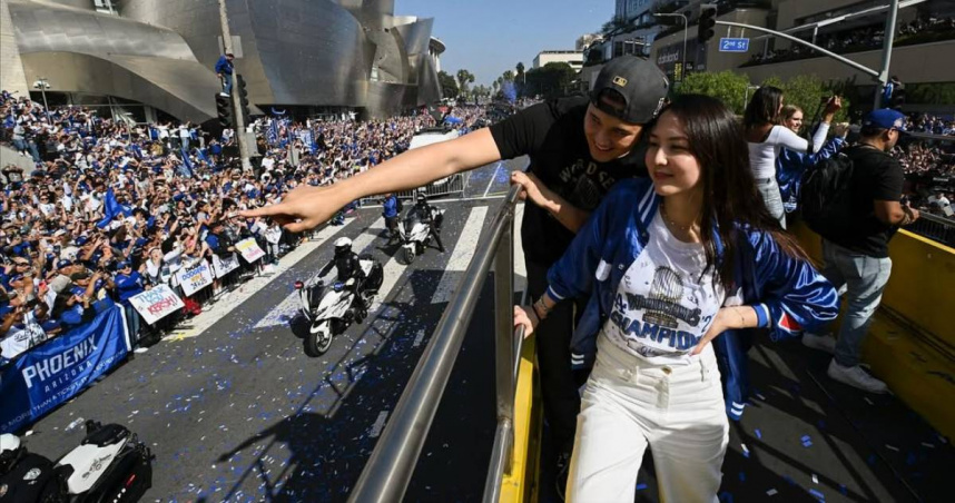 大谷翔平封王遊行攜真美子放閃 環抱愛妻「臂咚」超甜