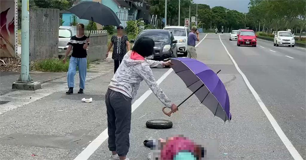 快新聞／暖心！ 女騎士烈日車禍被撞倒地　路人幫撐傘遮陽