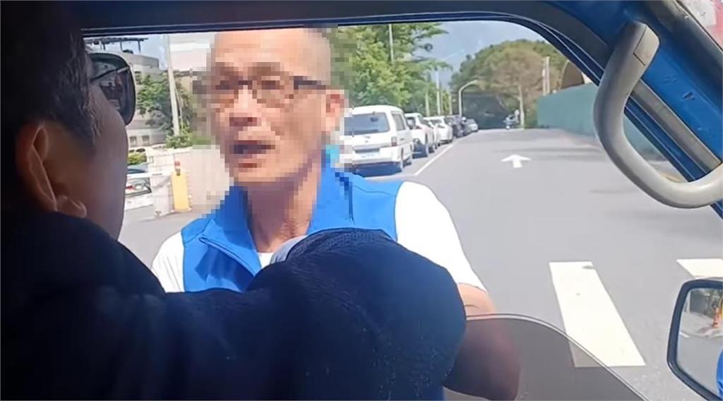 快新聞／批傅崐萁中共走狗！陳財能「聚能戰車」至花蓮黨部抗議　竟遭人搶麥克風